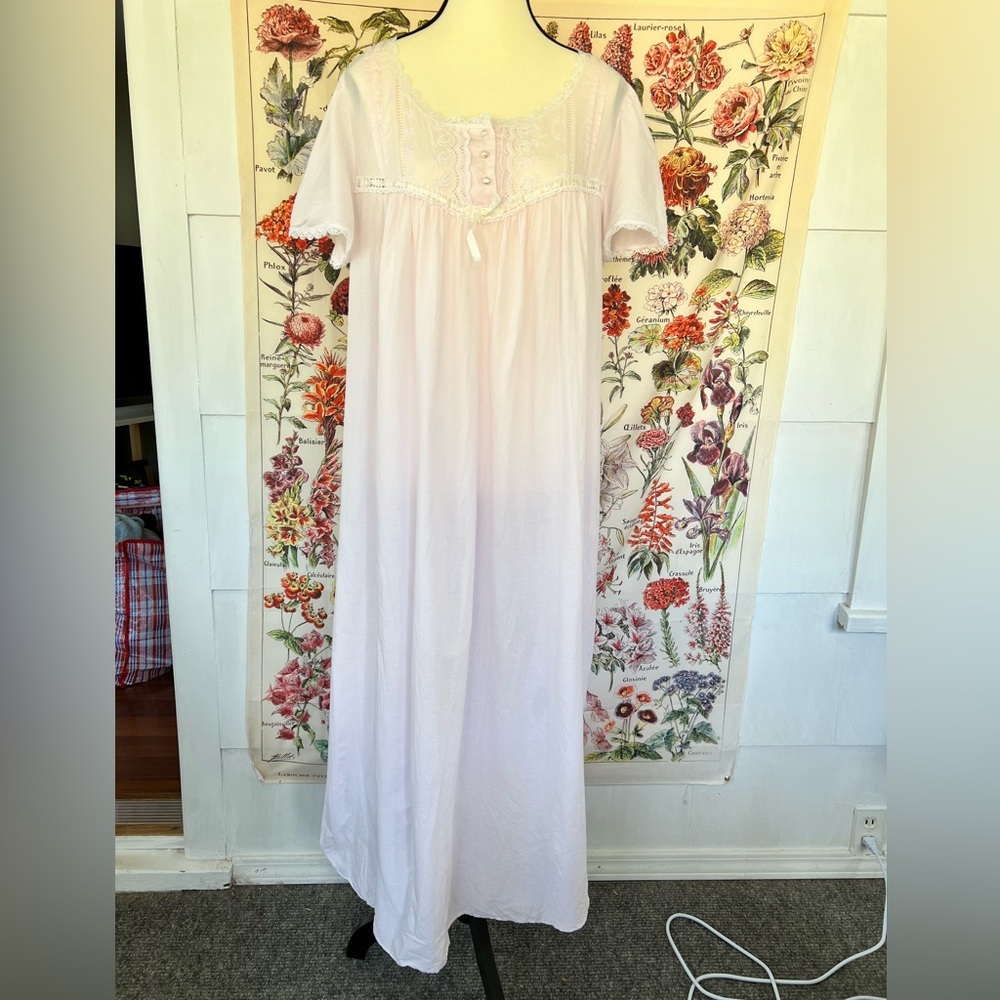VintageCharacter size M 💯 cotton short sleeve night gown in pale pink.